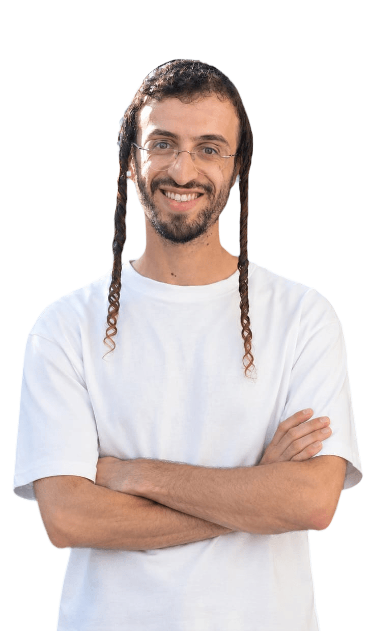 אורי, מומחה שיווק דיגיטלי לעסקים קטנים, מחייך בחולצה לבנה